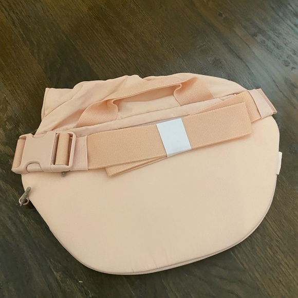 Lululemon curved crossbody bag pink color - Picture 4 of 4